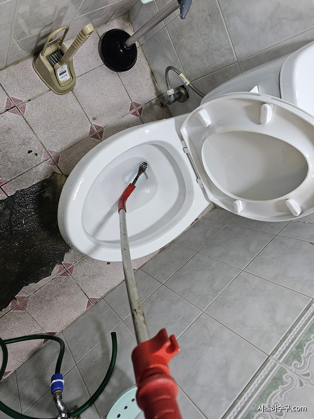 변기 배관 스프링 관통 작업