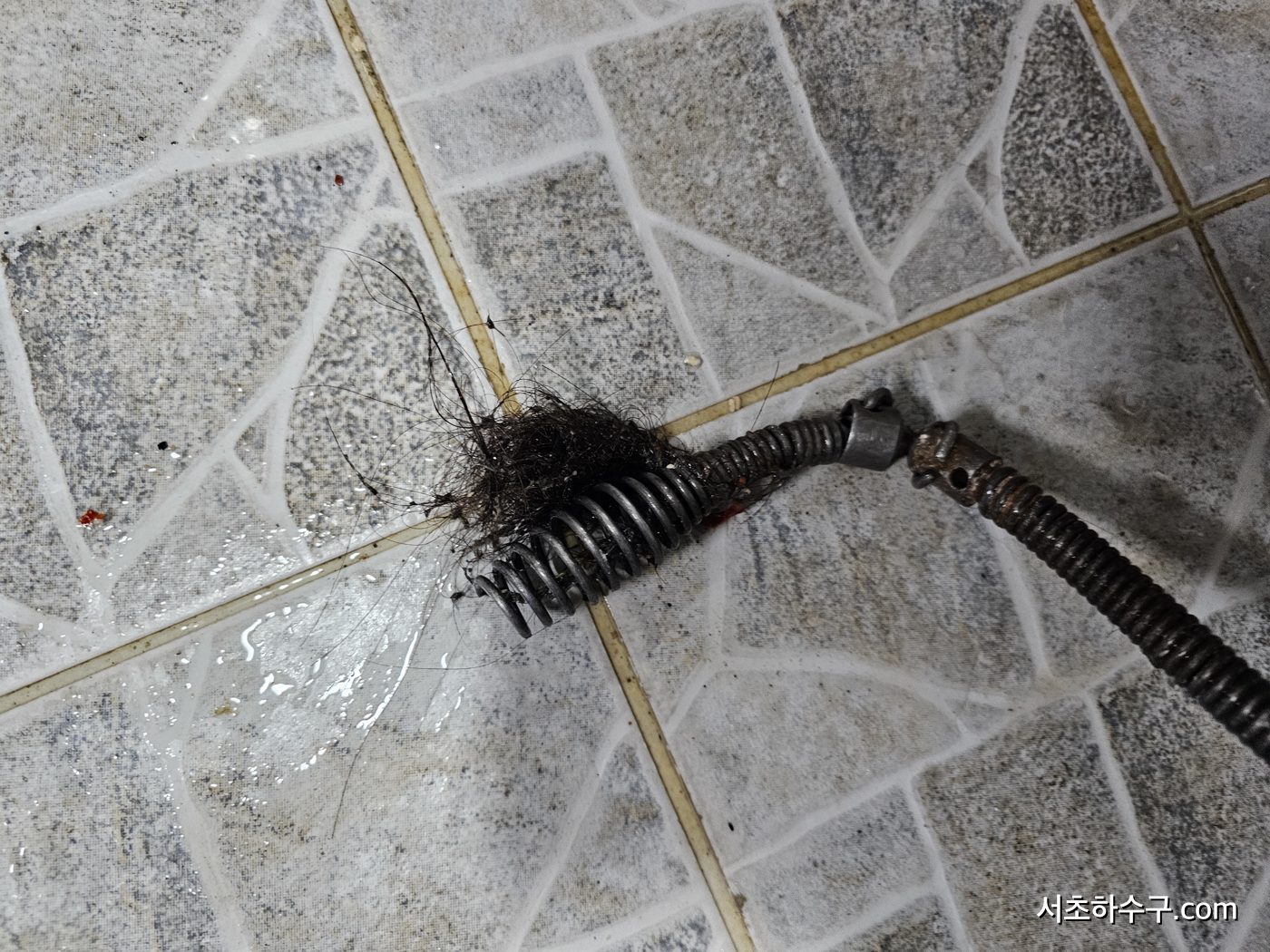 관통 장비에 걸려 나온 머리카락 이물